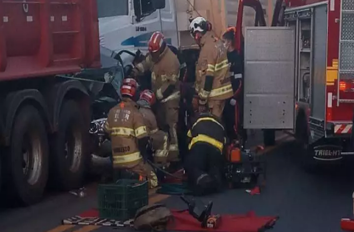 Carretas esmagam carro na BR-381 em Sabará, e uma pessoa fica ferida